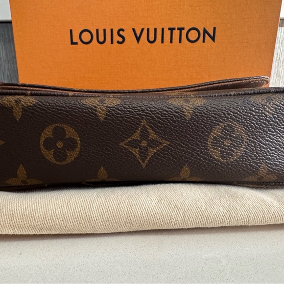 Louis Vuitton- Ivy wallet chain - Brand New w Purchase receipt. - Picture 2 of 9